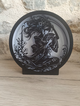 Lampe veilleuse ronde noire imprimée en 3D avec silhouette d'une femme en kimono et éventail