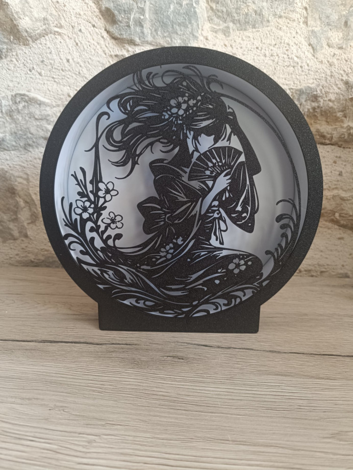 Lampe veilleuse ronde noire imprimée en 3D avec silhouette d'une femme en kimono et éventail