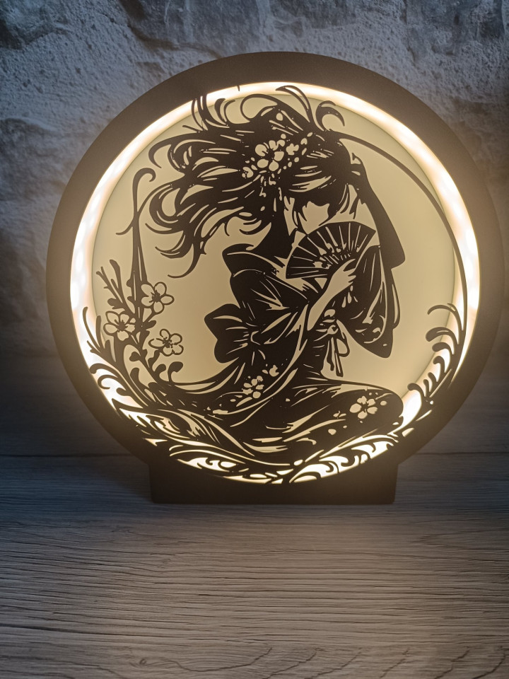 Lampe veilleuse ronde noire imprimée en 3D avec silhouette d'une femme en kimono et éventail