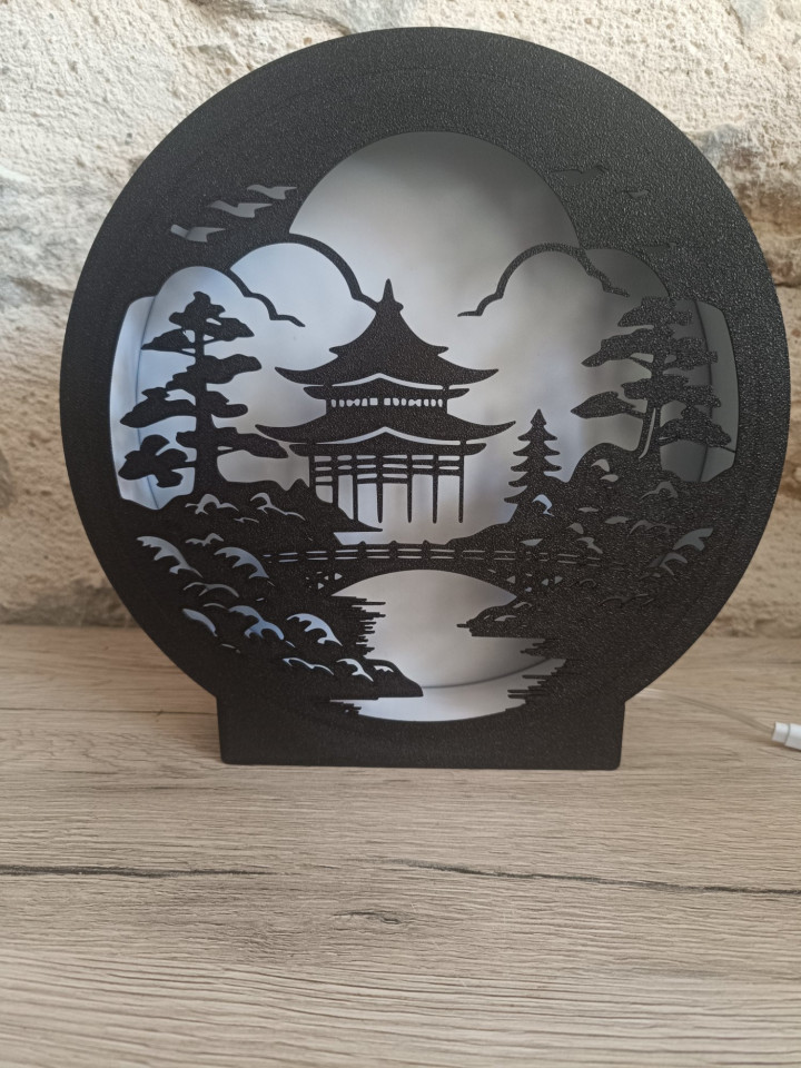 Lampe veilleuse ronde rétroéclairée avec silhouette de pagode, pont et arbres sous la lune
