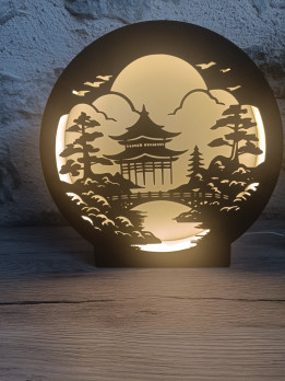 Lampe veilleuse ronde rétroéclairée avec silhouette de pagode, pont et arbres sous la lune