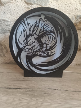 Lampe veilleuse ronde noire imprimée en 3D avec motif de dragon stylisé
