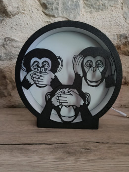 Lampe ronde en impression 3D représentant les trois singes de la sagesse