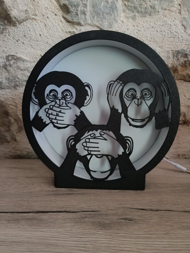 Lampe ronde en impression 3D représentant les trois singes de la sagesse