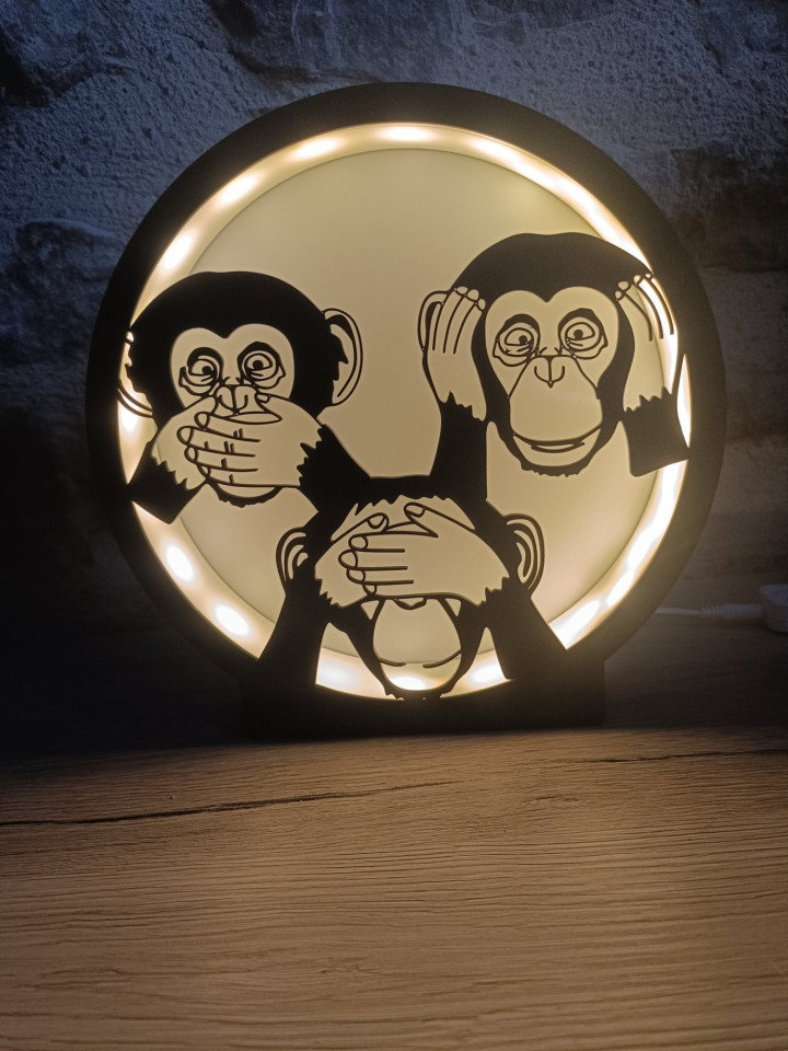 Lampe ronde en impression 3D représentant les trois singes de la sagesse