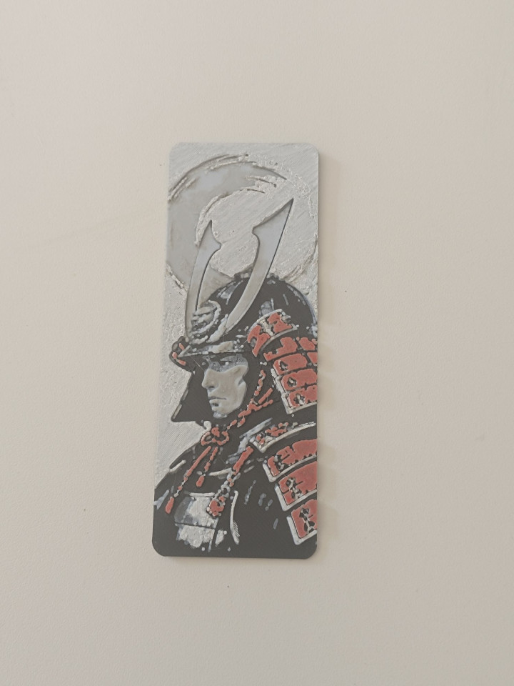 Marque-page rectangulaire imprimé en 3D avec relief représentant un samouraï en armure traditionnelle