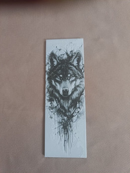 Marque-page blanc en impression 3D avec un motif en relief de tête de loup noir et blanc