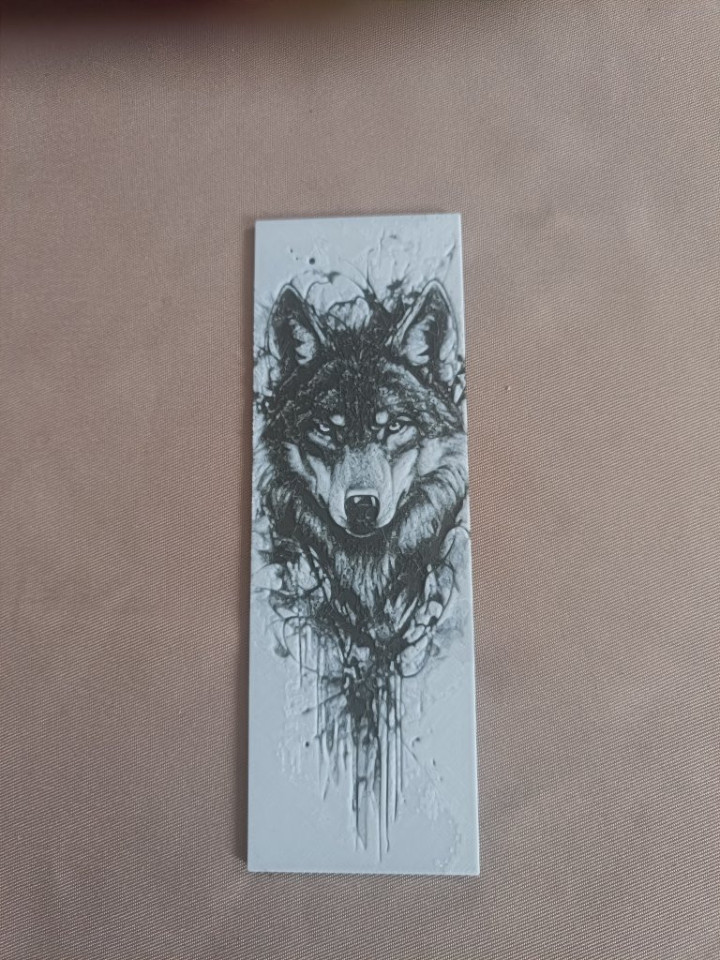 Marque-page blanc en impression 3D avec un motif en relief de tête de loup noir et blanc