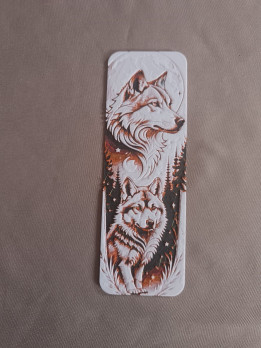 Marque-page blanc en impression 3D orné de motifs en relief représentant deux loups sous la lune