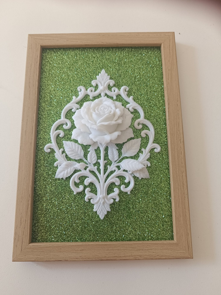 Cadre rectangulaire avec une rose blanche en relief 3D et arabesques sur fond vert pailleté