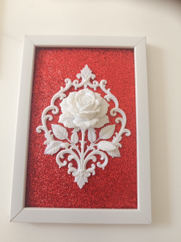 Cadre blanc 12x17 cm avec rose sculptée en impression 3D blanche sur fond rouge pailleté