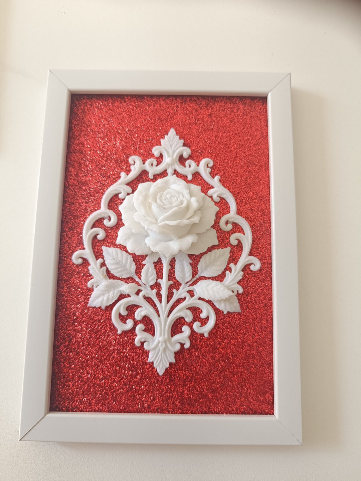 Cadre blanc 12x17 cm avec rose sculptée en impression 3D blanche sur fond rouge pailleté