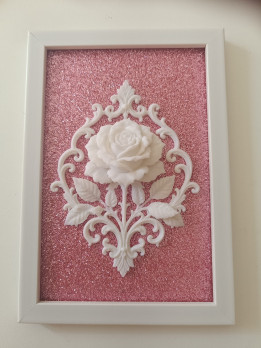 Cadre blanc avec rose blanche en relief 3D style baroque sur fond rose scintillant