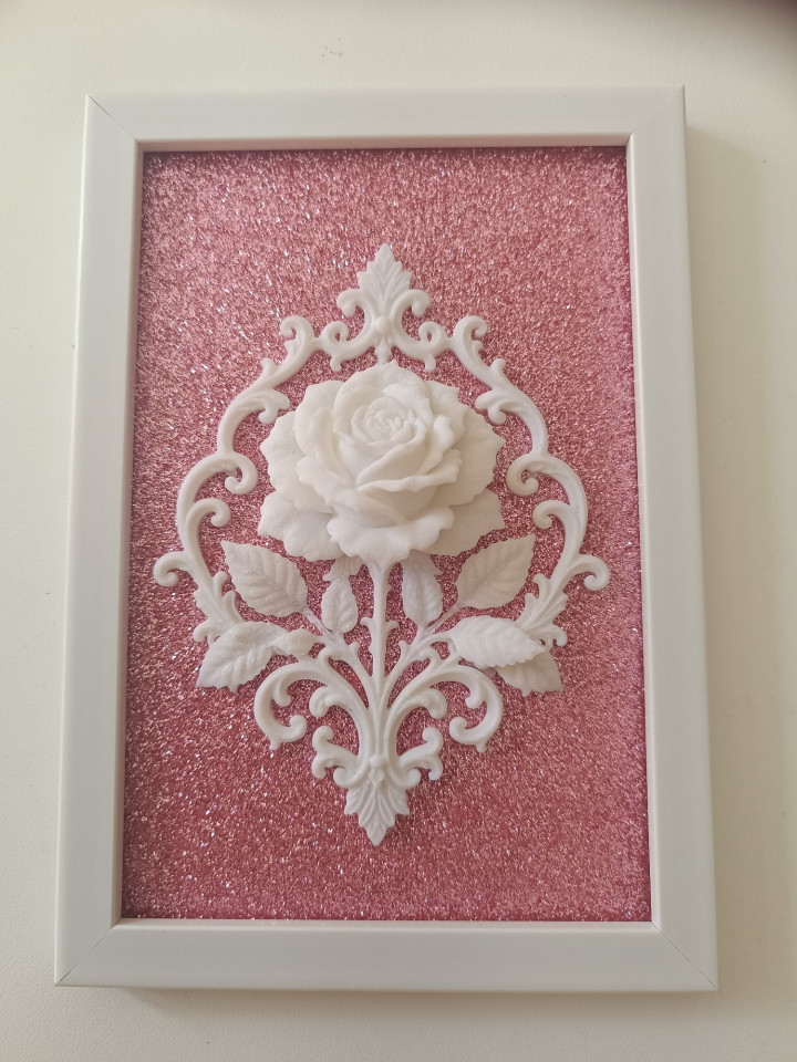 Cadre blanc avec rose blanche en relief 3D style baroque sur fond rose scintillant