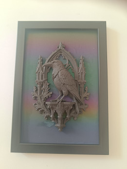 Cadre noir avec corbeau en impression 3D sur arche gothique et fond dégradé