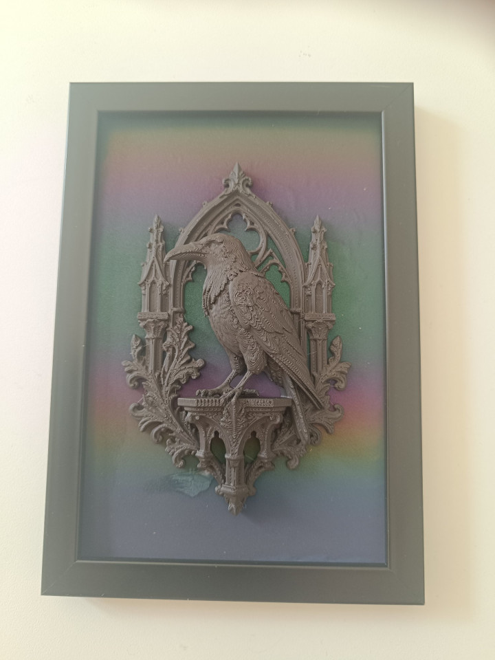 Cadre noir avec corbeau en impression 3D sur arche gothique et fond dégradé