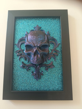 Cadre noir avec crâne baroque en impression 3D sur fond turquoise scintillant