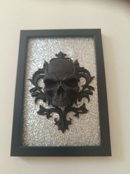 Cadre noir 12x17 cm avec crâne noir baroque en relief 3D sur fond scintillant argenté