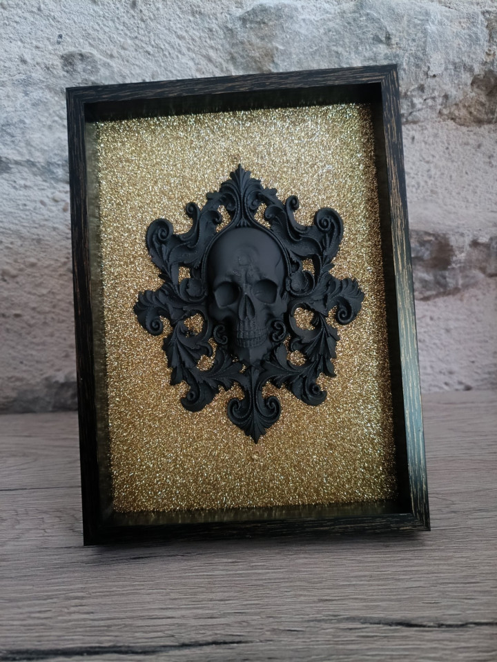 Cadre noir avec crâne baroque en relief 3D sur fond doré pailleté
