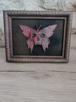 Cadre décoratif avec papillon tête de mort rouge et noir en impression 3D