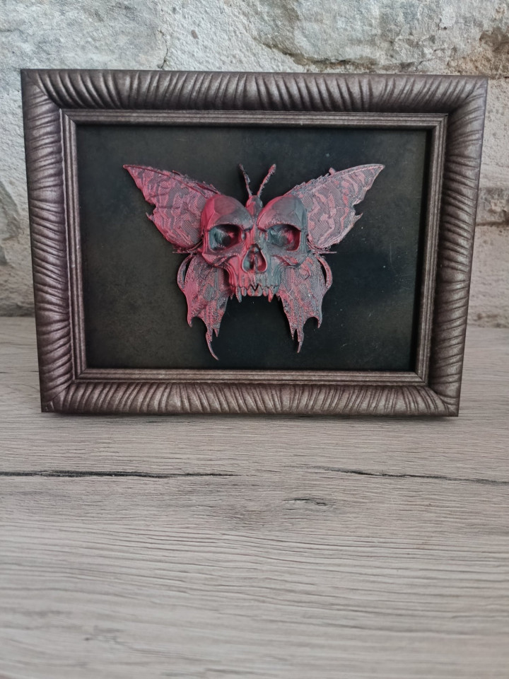 Cadre décoratif avec papillon tête de mort rouge et noir en impression 3D