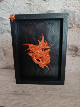Cadre noir avec dragon cuivré en impression 3D enroulé autour d'une rose