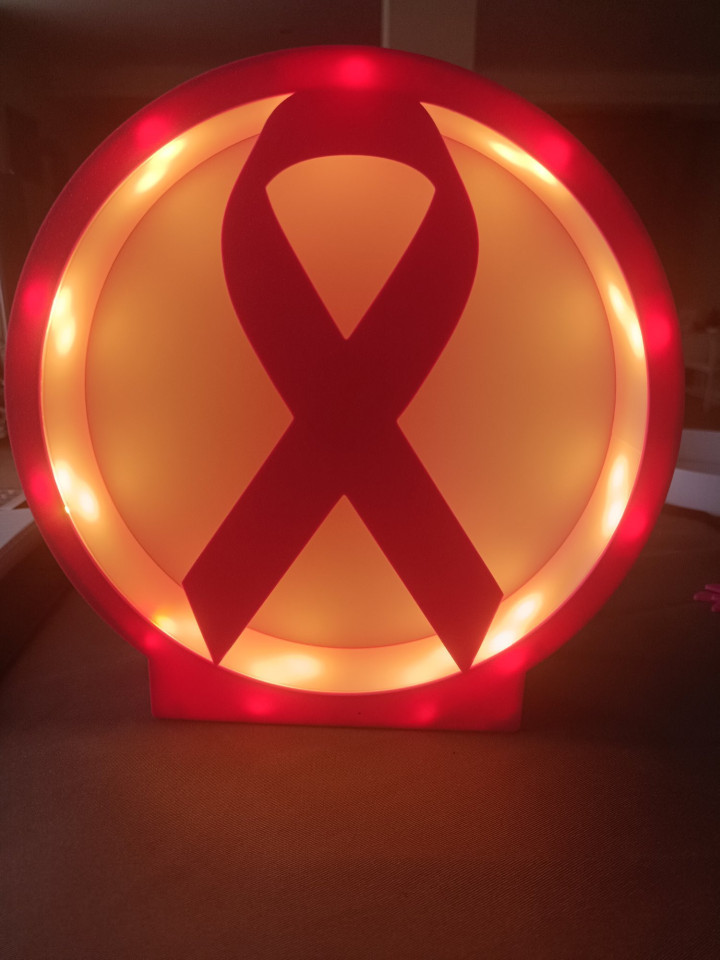 Veilleuse ronde rose imprimée en 3D ornée d'un ruban illuminé par des LED