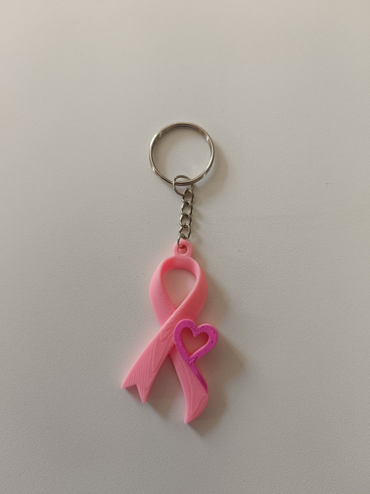 Porte-clés en impression 3D représentant un ruban rose orné d'un petit cœur fuchsia