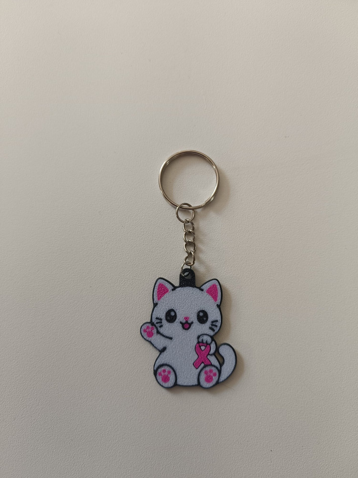 Porte-clés chaton gris en impression 3D tenant un ruban rose solidaire