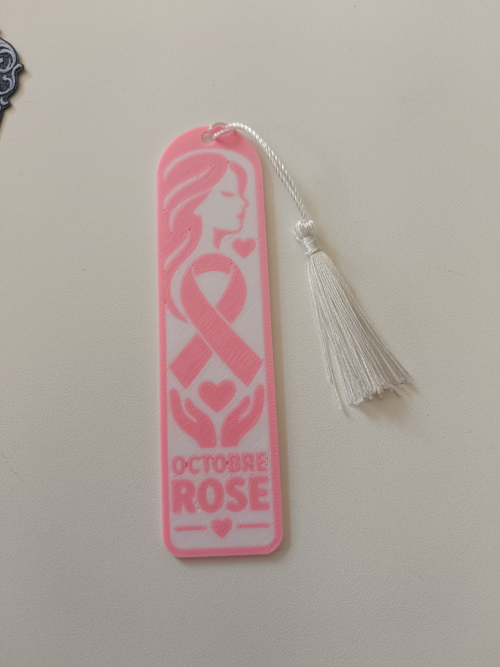 Marque-page rose et blanc en impression 3D Octobre Rose avec pompon blanc