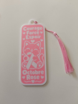 Marque-page en impression 3D rose et blanc illustré d'un chat, des inscriptions Courage Force Espoir et d'un pompon
