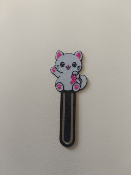 Marque-page noir imprimé en 3D surmonté d'un chat gris tenant un ruban rose