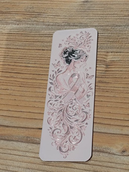 Marque-page rose en impression 3D avec silhouette de femme, ruban d'espoir et volutes végétales
