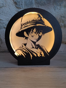 Lampe veilleuse circulaire noire imprimée en 3D avec silhouette lumineuse de pirate au chapeau de paille