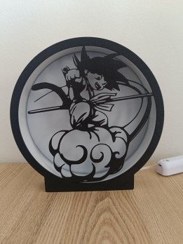 Lampe veilleuse noire circulaire avec la silhouette d'un jeune combattant sur un nuage