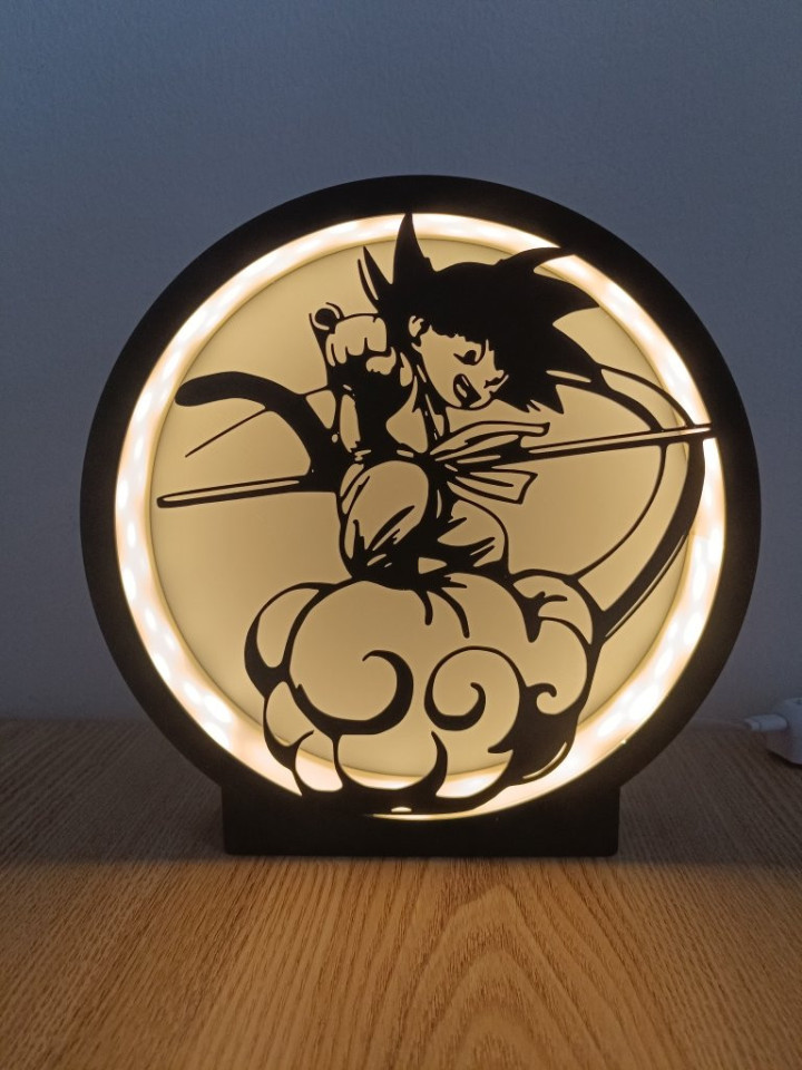 Lampe veilleuse noire circulaire avec la silhouette d'un jeune combattant sur un nuage