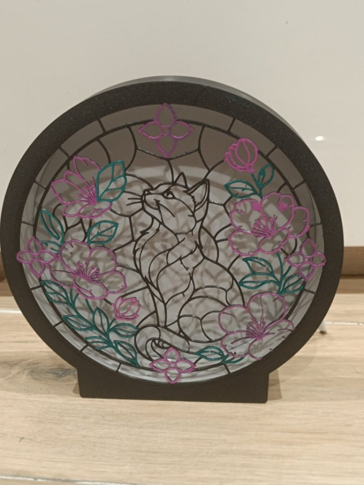 Veilleuse ronde allumée avec décor façon vitrail représentant un chat et des fleurs