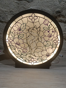 Veilleuse ronde allumée avec décor façon vitrail représentant un chat et des fleurs