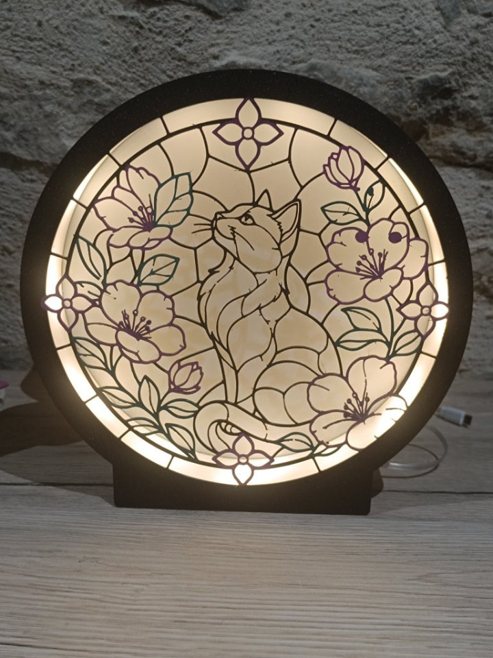 Veilleuse ronde allumée avec décor façon vitrail représentant un chat et des fleurs
