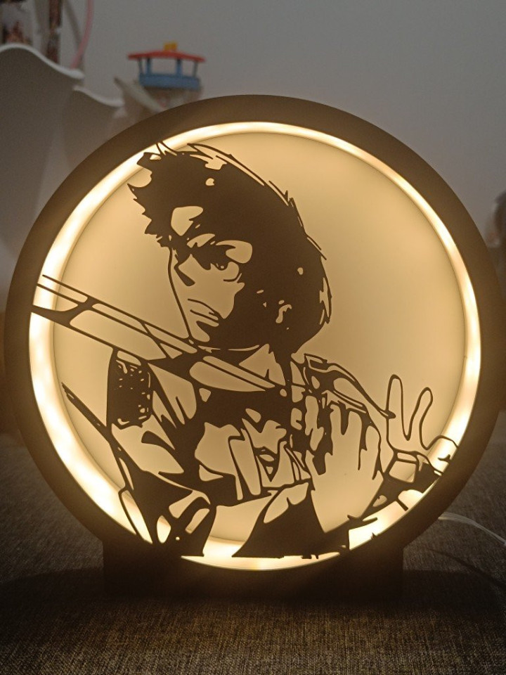 Lampe circulaire lumineuse en impression 3D avec la silhouette d'un combattant tenant des lames