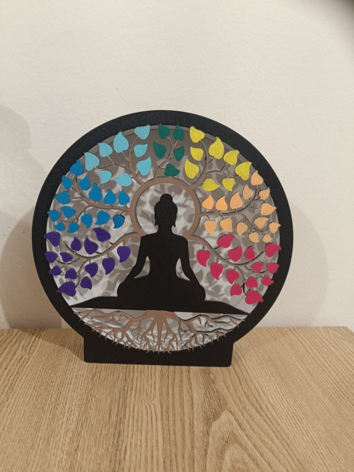 Veilleuse circulaire lumineuse imprimée en 3D avec silhouette en méditation et arbre aux feuilles multicolores