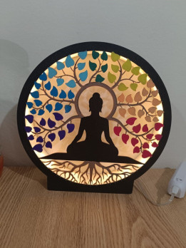 Veilleuse circulaire lumineuse imprimée en 3D avec silhouette en méditation et arbre aux feuilles multicolores