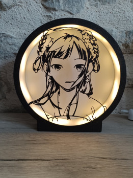Lampe veilleuse ronde noire imprimée en 3D avec silhouette de jeune fille manga éclairée par LED