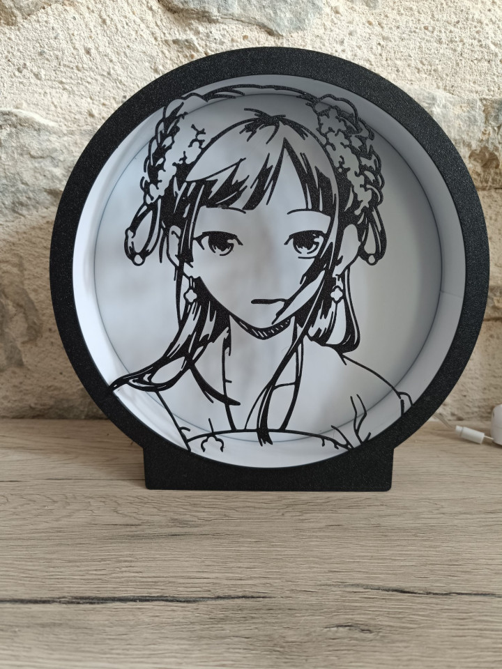 Lampe veilleuse ronde noire imprimée en 3D avec silhouette de jeune fille manga éclairée par LED