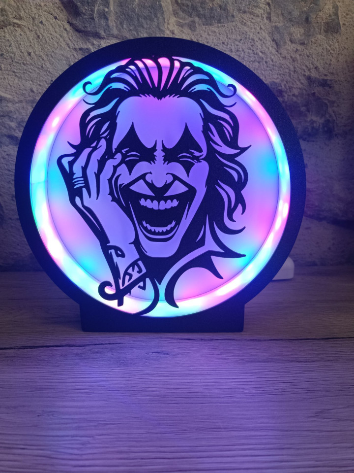Lampe circulaire en impression 3D avec silhouette noire d'un clown au rire démoniaque sur fond blanc