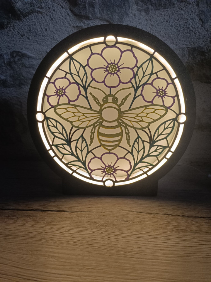 Lampe veilleuse ronde allumée avec motif d'abeille et de fleurs façon vitrail