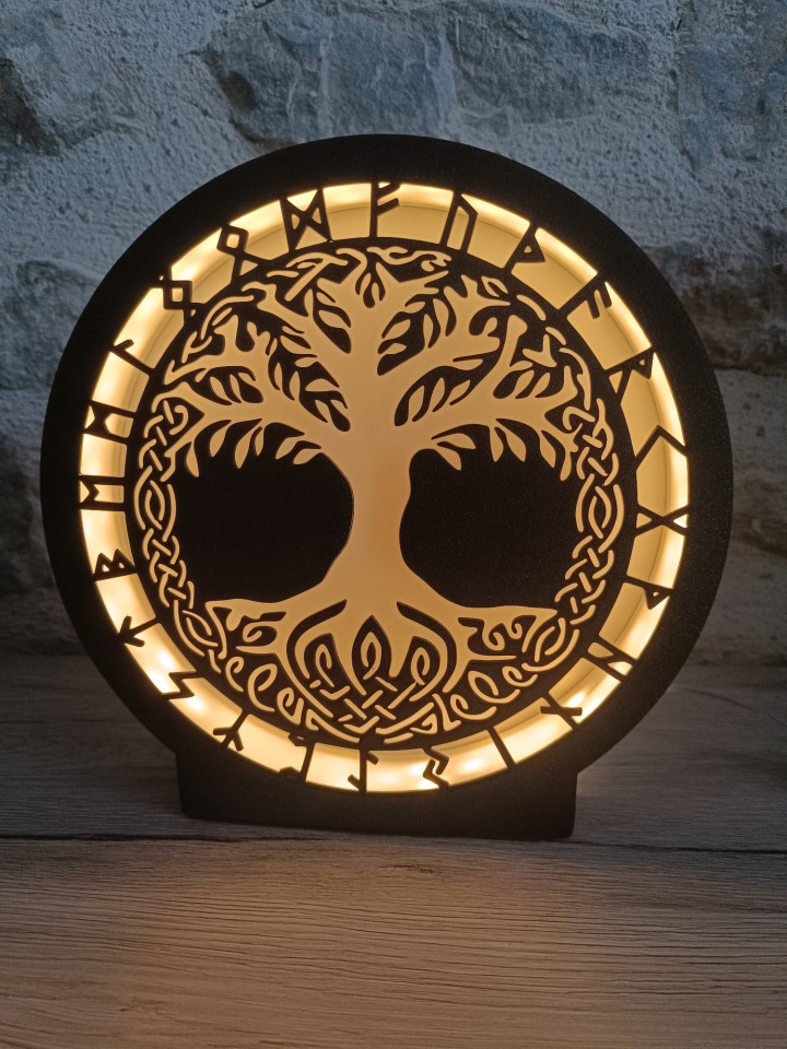 Lampe veilleuse noire circulaire arbre de vie et runes allumée lumière dorée