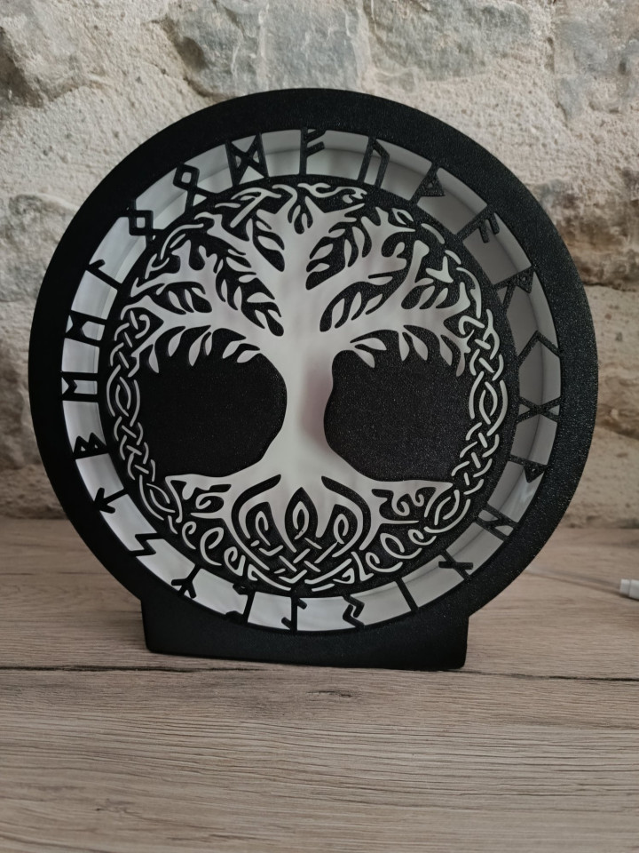 Lampe veilleuse noire circulaire arbre de vie et runes allumée lumière dorée