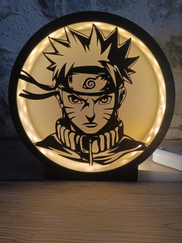 Lampe veilleuse circulaire noire en impression 3D avec ruban LED illuminant la silhouette d'un jeune ninja