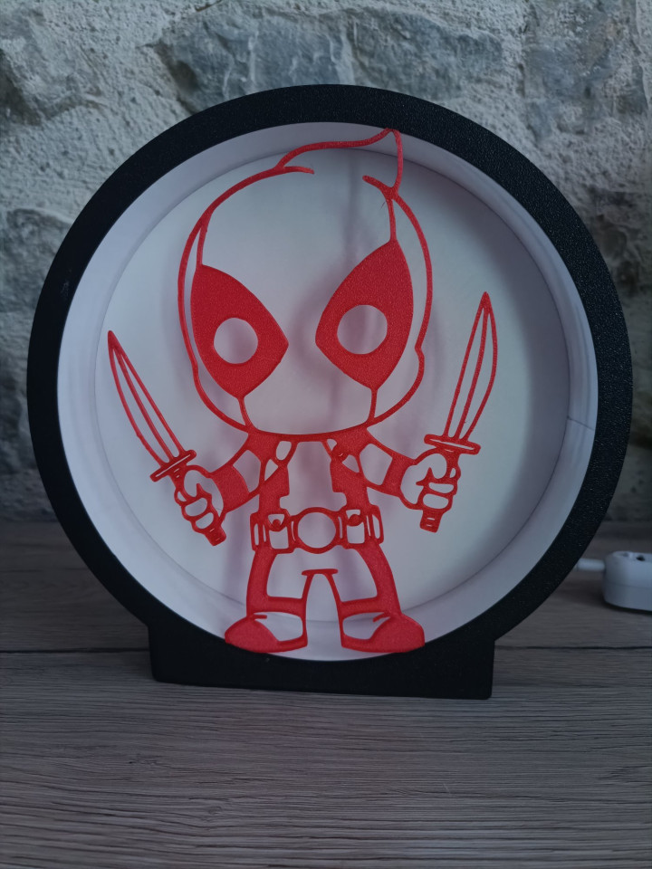 Lampe circulaire 3D lumineuse avec silhouette rouge d'un combattant masqué tenant deux sabres